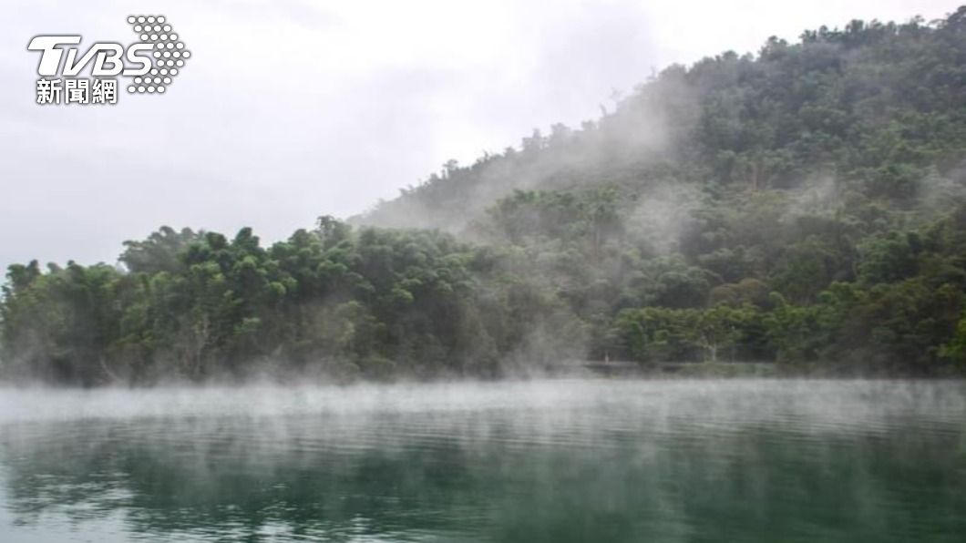 浪漫指數破表!冷空氣吻日月潭 雲霧繚繞如「冒煙的湖」