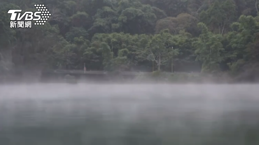日月潭氣溫比湖水低,導致湖面滿是蒸騰霧氣,彷彿「冒煙的湖」。(圖/陳琪元提供)