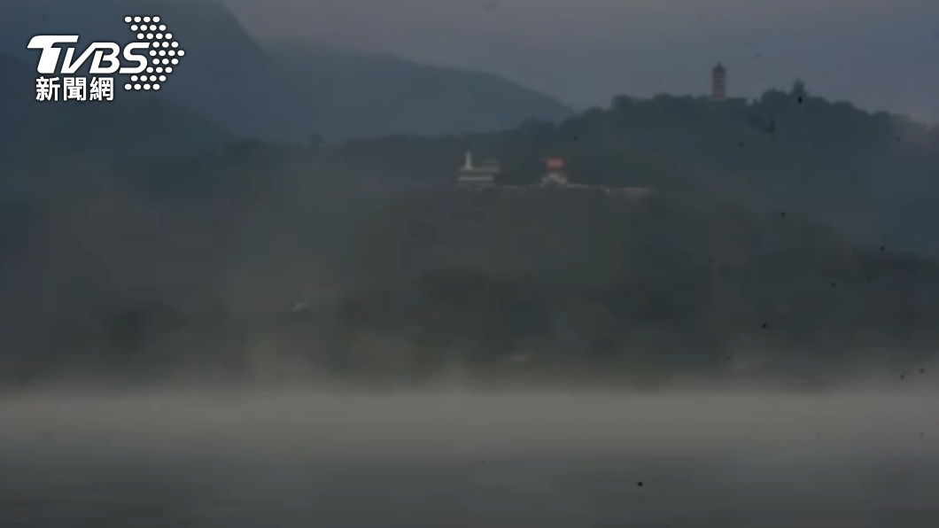 日月潭氣溫比湖水低,導致湖面滿是蒸騰霧氣,彷彿「冒煙的湖」。(圖/陳琪元提供)