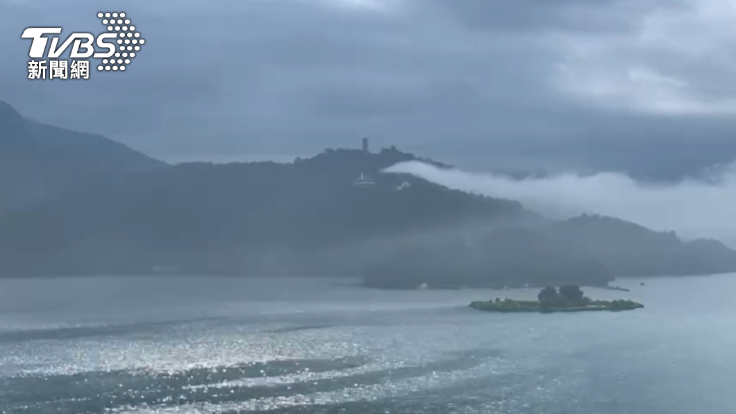 日月潭氣溫比湖水低,導致湖面滿是蒸騰霧氣,彷彿「冒煙的湖」。(圖/陳琪元提供)