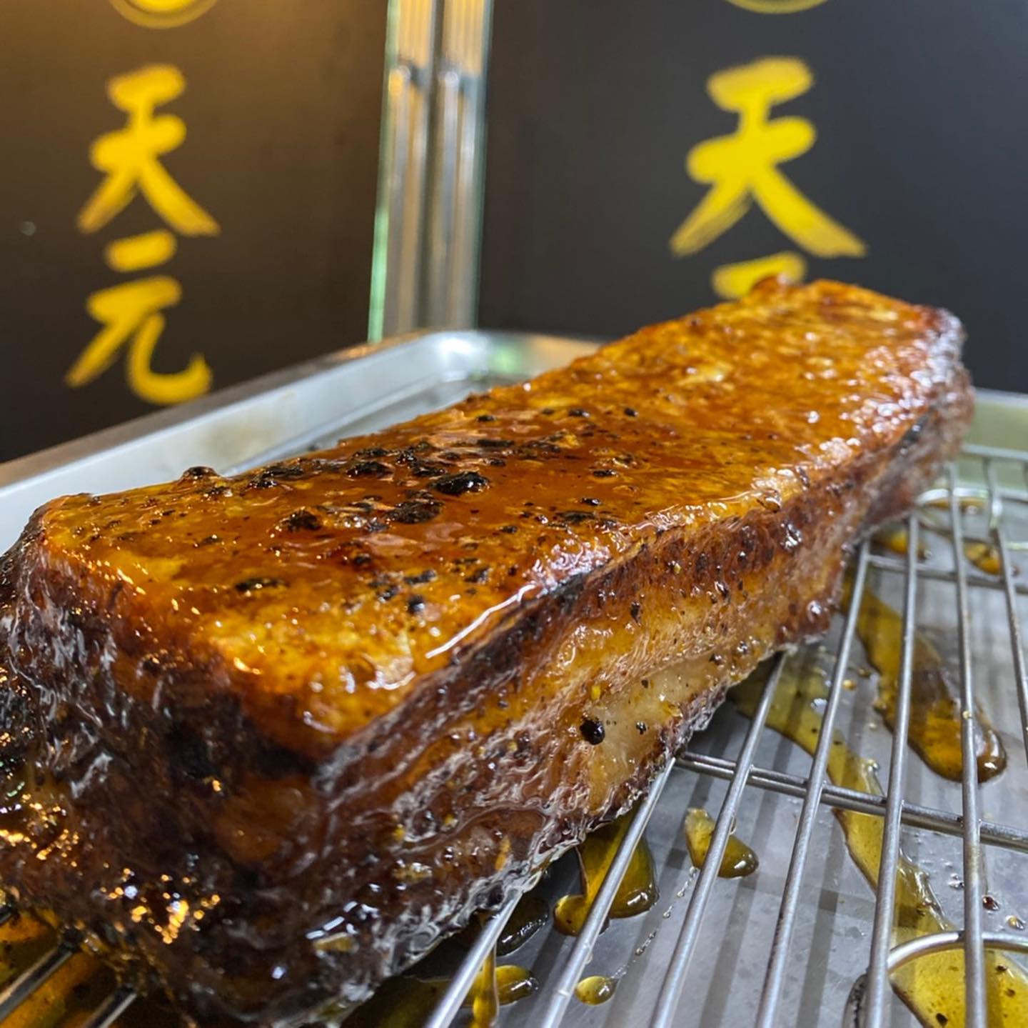 吉天元拉麵店一大賣點就是脆皮叉燒。(圖/翻攝自吉天元拉麵店臉書)