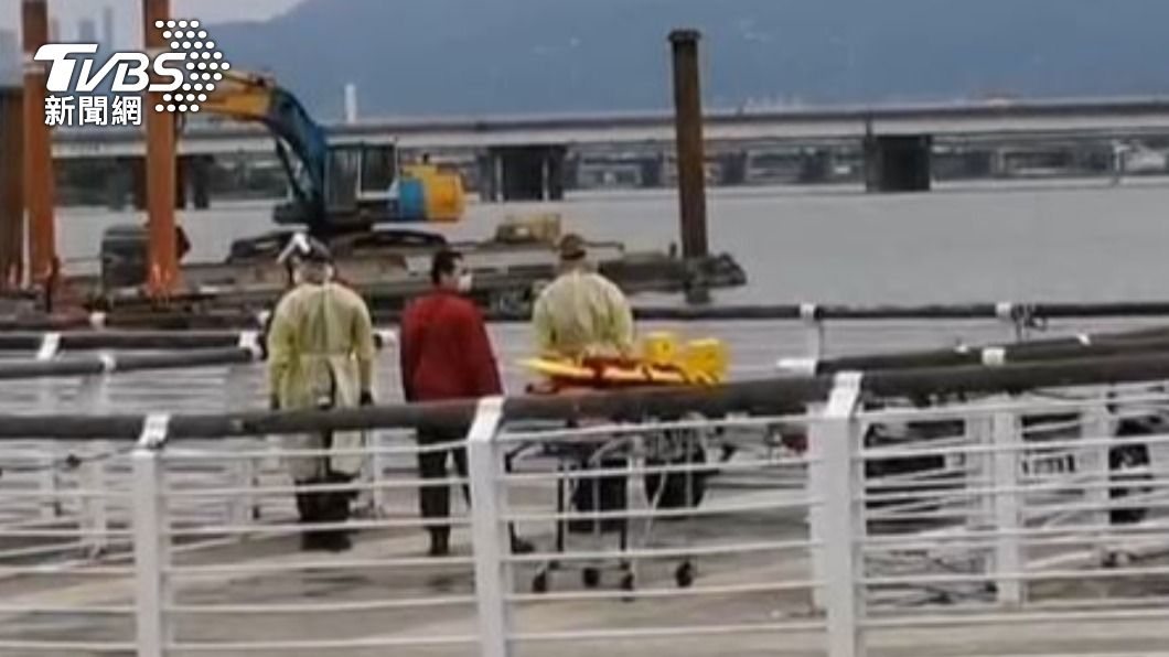 警消在台北橋附近待命。(圖/民眾提供)