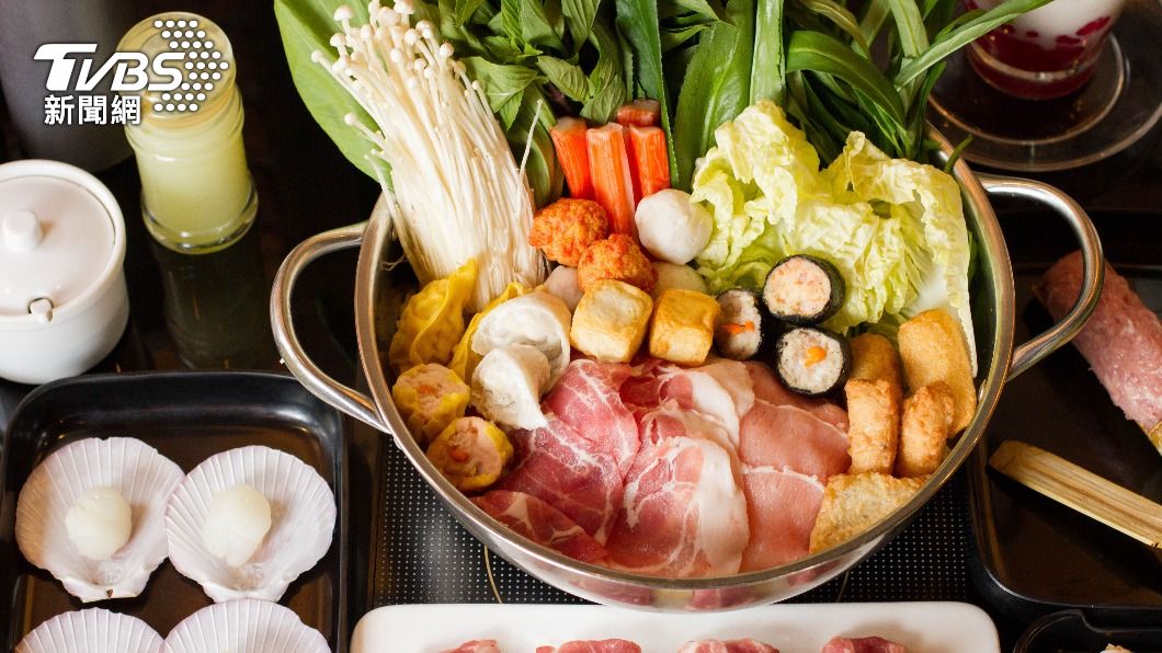 蟹肉棒下鍋前,塑膠膜要拆。(示意圖/shutterstock達志影像)