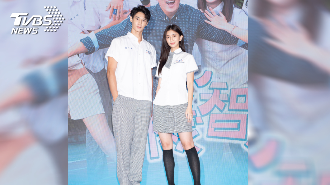 新生代演員黃柏峰、鄭芯恩穿上劇中制服,青春登場。圖/TVBS