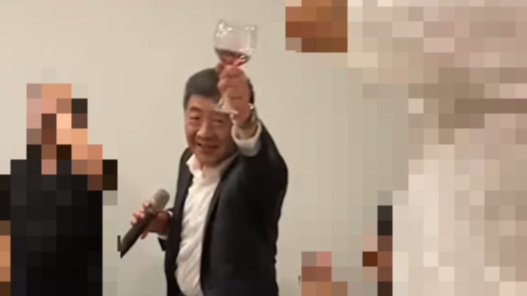 衛福部長陳時中脫口罩喝酒嗨唱引發爭議。(圖/翻攝自楊植斗臉書)