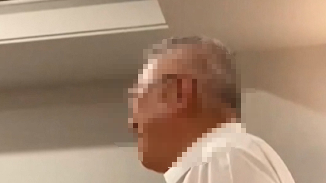 網路瘋傳陳時中高歌片,白衣男疑似是郭台強。(圖/翻攝自楊植斗臉書)