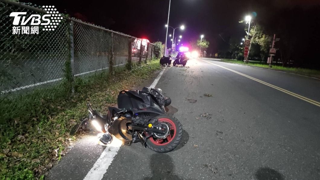 東華一名女學生深夜騎車回宿舍，因不明原因自摔。（圖／中央社）