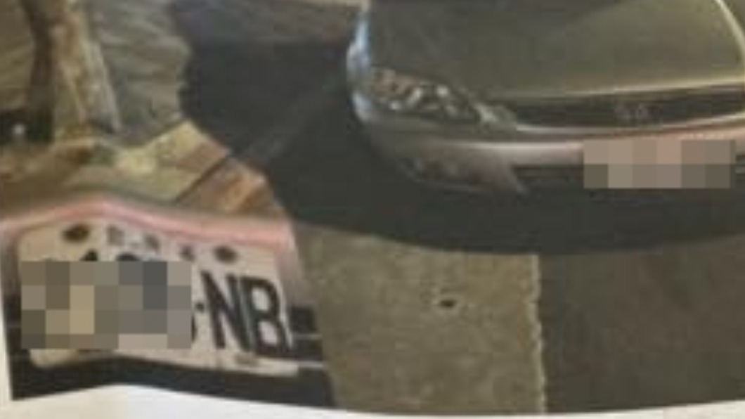 該車牌的英文字R貼上黑色膠帶變造。(圖/翻攝自爆料公社 臉書)
