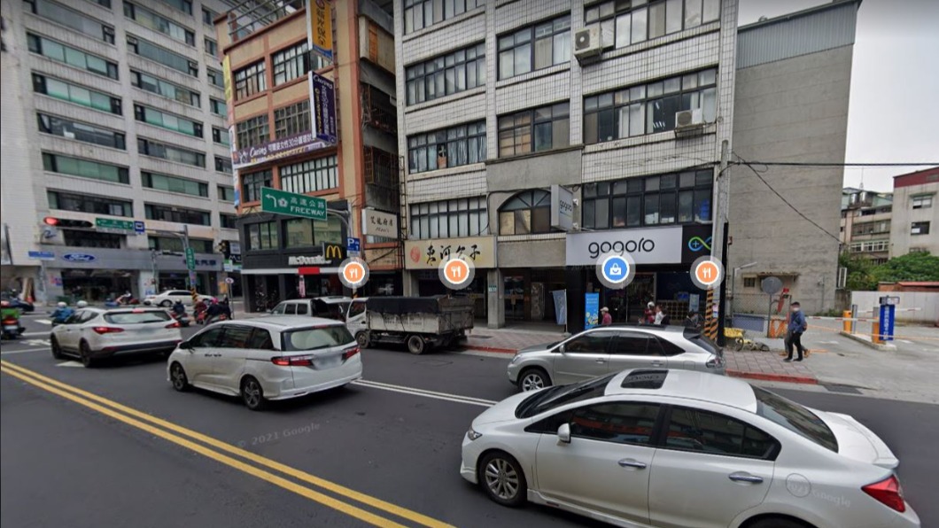 車主表示當天並未將車違停在新店民權路附近。(圖/翻攝自Google Map)