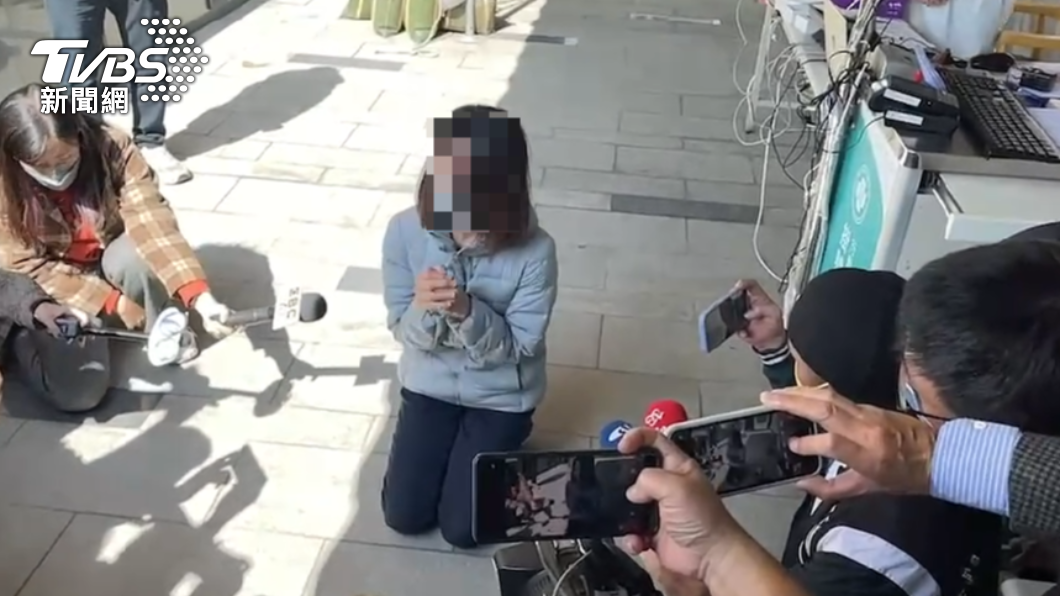 打人的張嫌母親下跪道歉。(圖/TVBS)