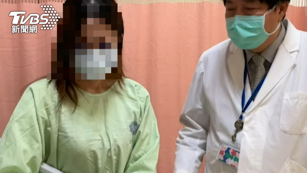 醫生向宋母說明兒子病況。(圖/台中榮總提供)