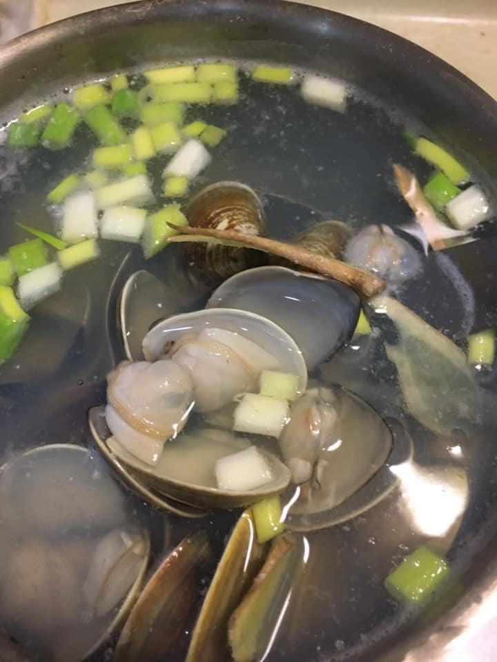原PO分享蛤蜊料理的做法。(圖/翻攝自廚藝公社臉書)