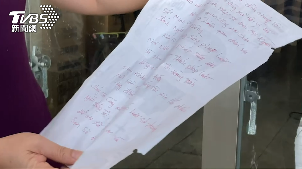 陳母拿出用越南文寫的紙條,先是對社會大眾道歉,也相信兒子未動手打人。(圖/TVBS)