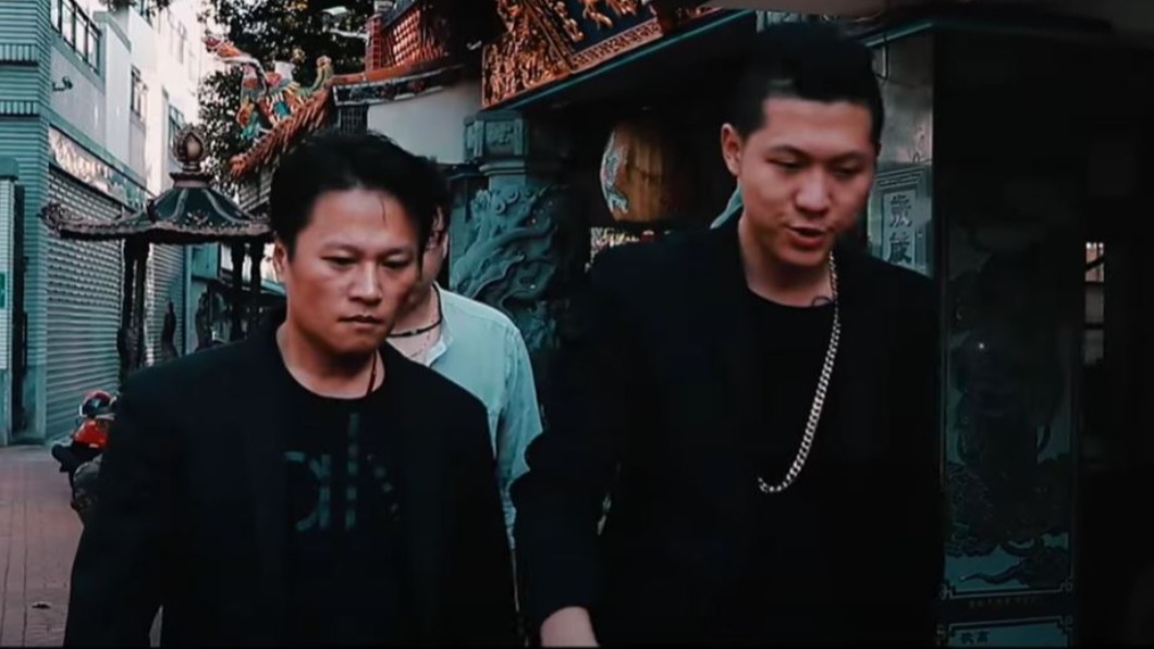 檢警查出饒舌歌手梅海強為王啟鑌小弟,先前還曾一起拍攝MV。(圖/翻攝自梅海強 YouTube)