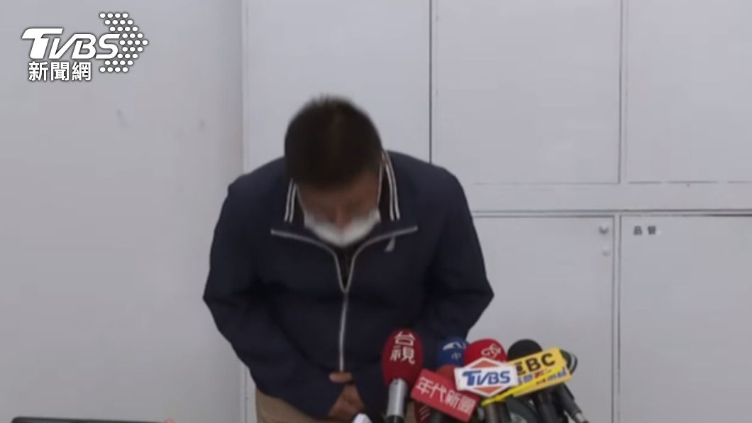 張父替兒子毆人致命危一事多次鞠躬道歉。(圖/TVBS)