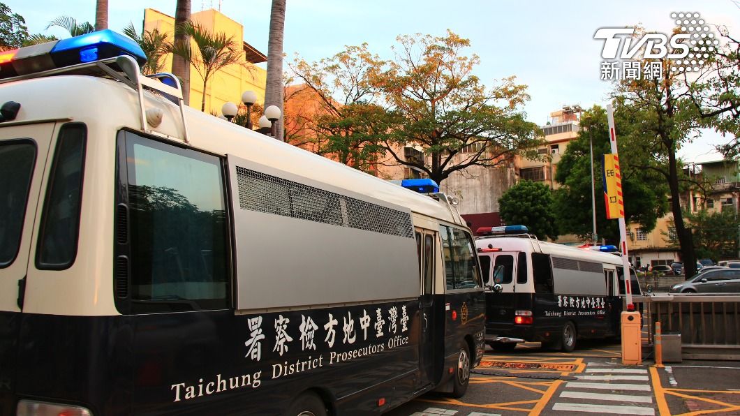 痛毆男大生害昏迷!3惡煞「跑車變囚車」 遭押往看守所