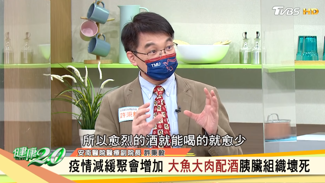 安南醫院醫療副院長許秉毅指出,越烈的酒,每日能飲食的量越少。(圖/TVBS)
