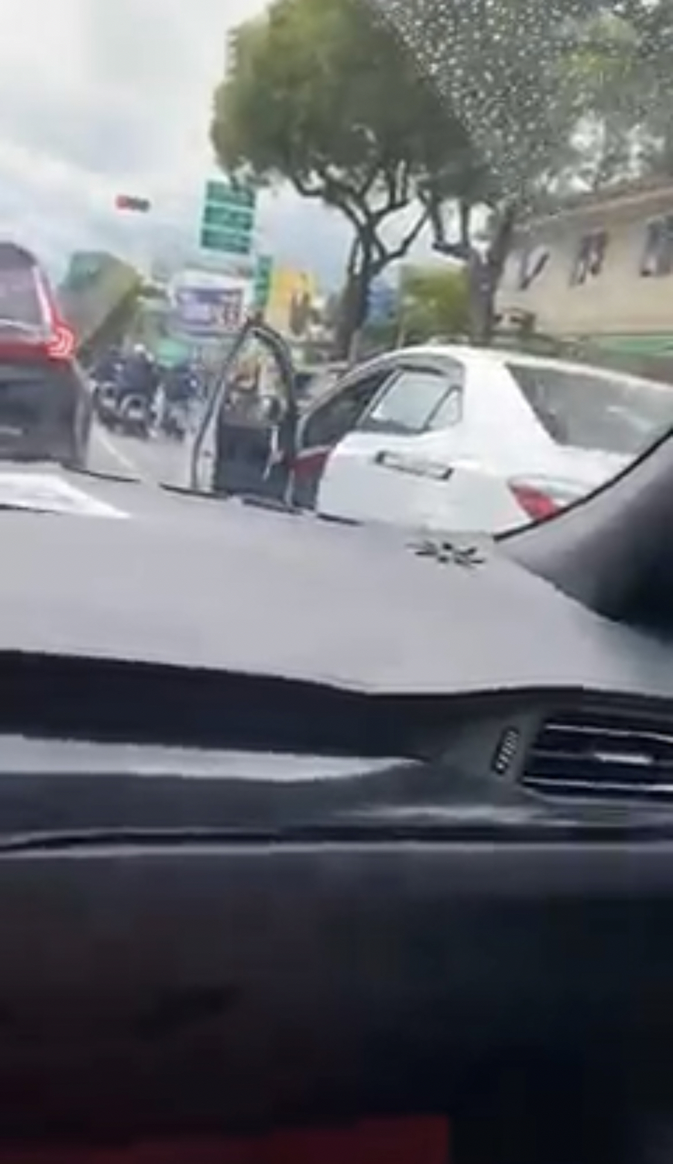 花蓮男因行車糾紛持球棒警告騎士,隨後駕車離去。(圖/翻攝自網友臉書)