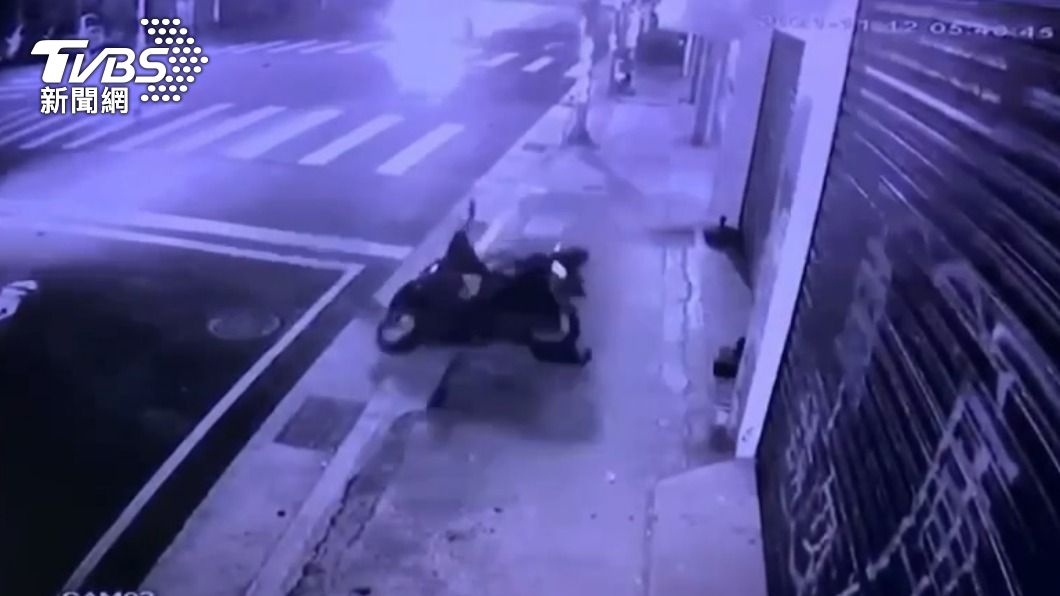 男騎士車輛彈飛至對向。（圖／TVBS）