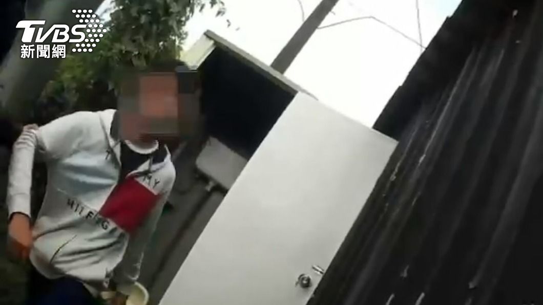 警方到鐵皮屋攻堅。(圖/TVBS)