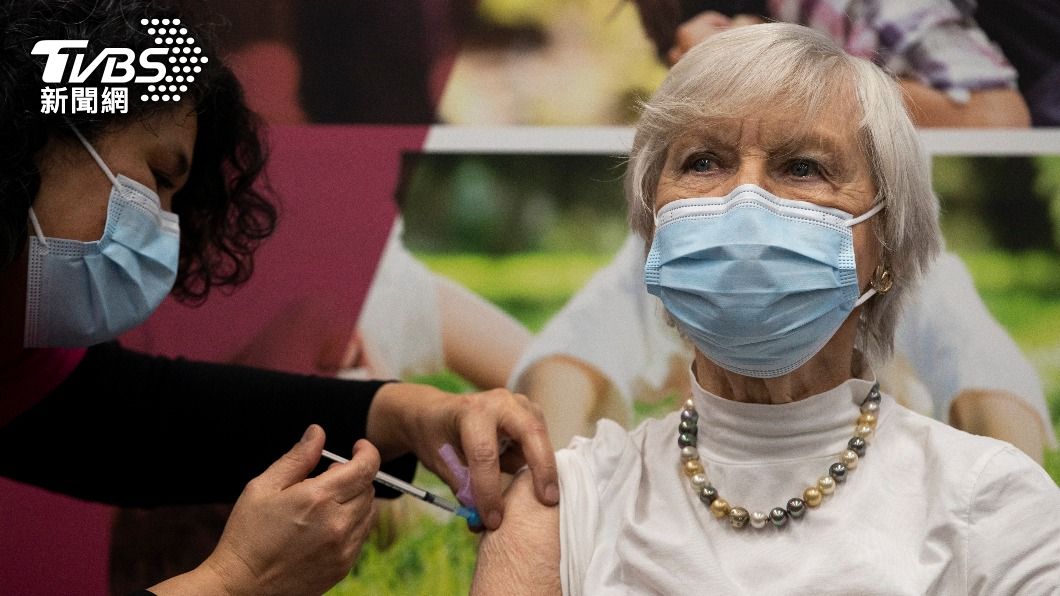 荷蘭自12月開始將為80歲以上長者接種第三劑疫苗。(圖/達志影像美聯社)