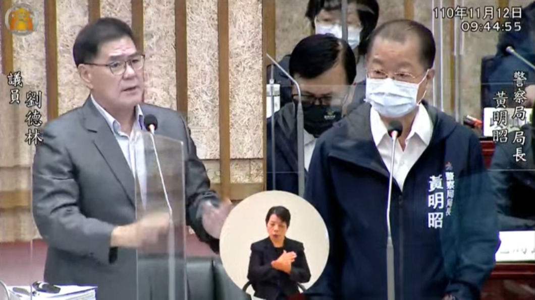 警察局長黃昭明出面解釋。(圖/翻攝自高雄市議會)
