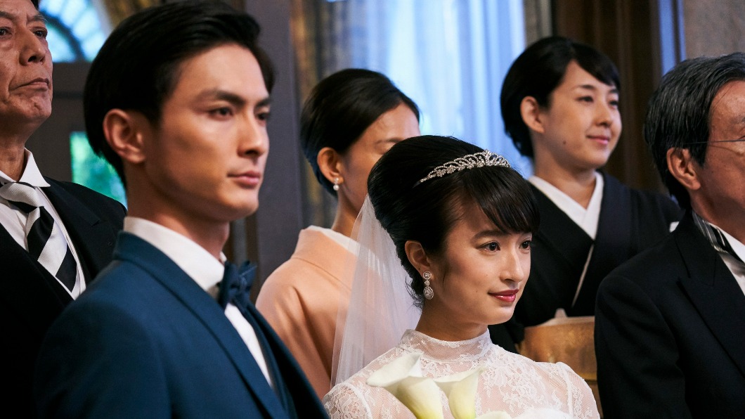 門脇麥與高良健吾在《東京貴族女子》中有結婚畫面。(圖/華映提供)