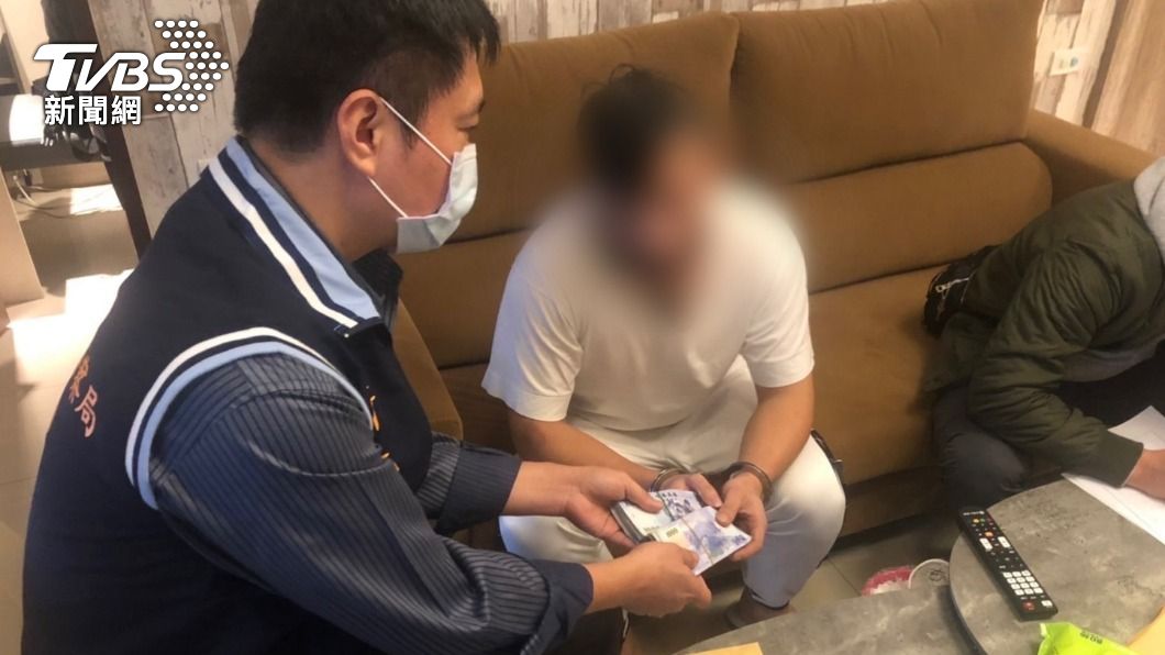 警方在莊男住家找到20萬元現金。(圖/TVBS)