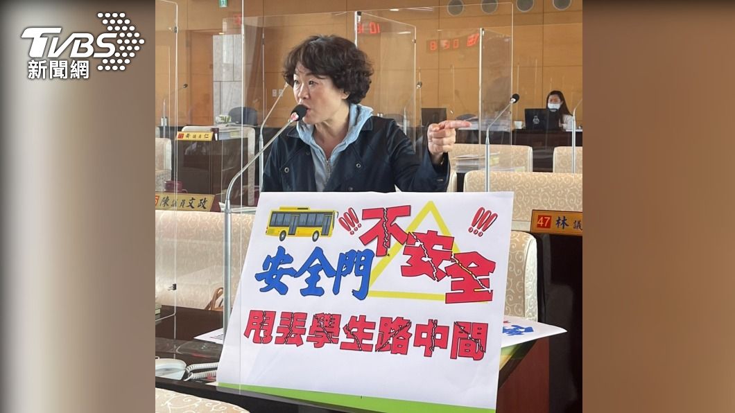 台中公車安全門突打開　女高中生遭拋出翻滾數圈