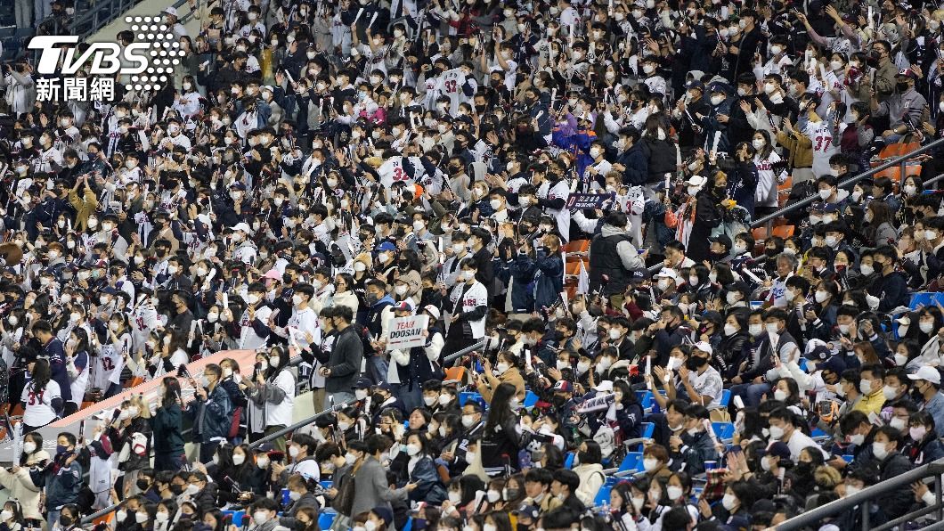 南韓解封首日,大量民眾湧入棒球場觀賽。(圖/達志影像美聯社)