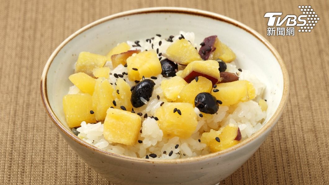 白飯可以加入地瓜或是五穀雜糧,風味更佳。(示意圖/shutterstock達志影像)