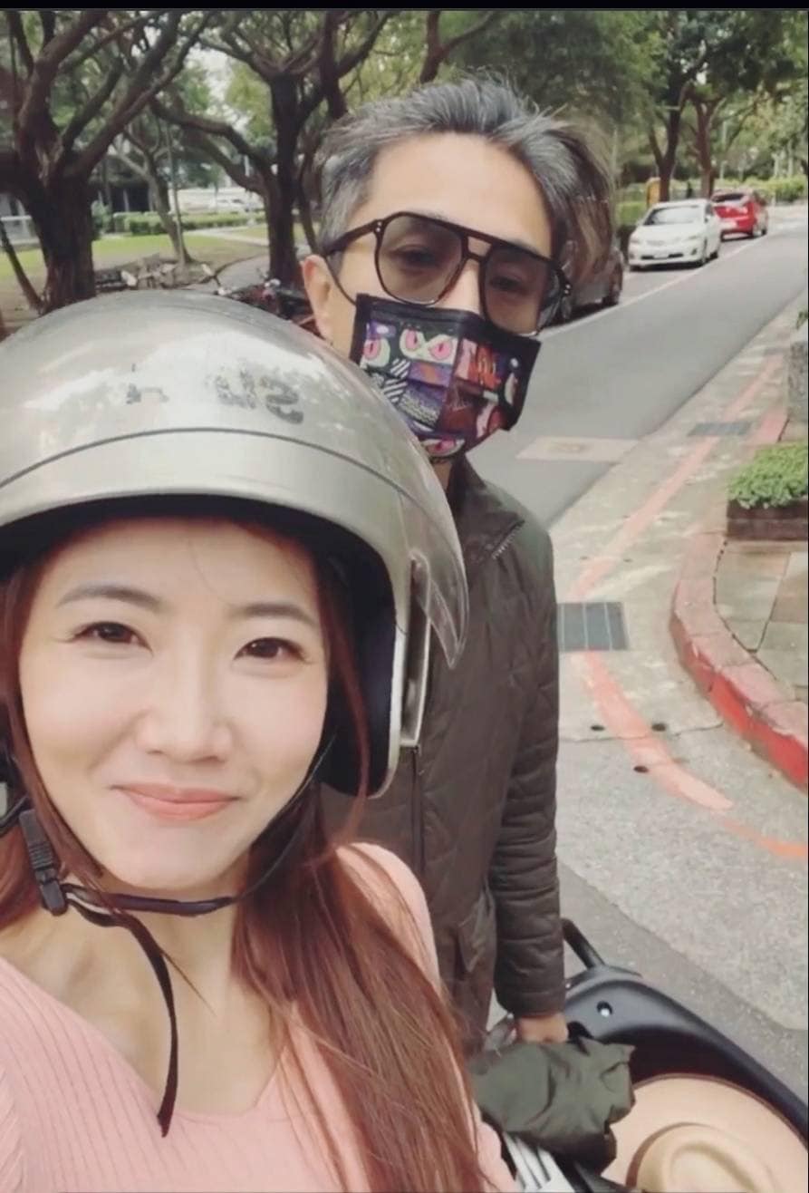 謝忻學騎機車,王少偉是教練。(圖/翻攝自謝忻臉書)