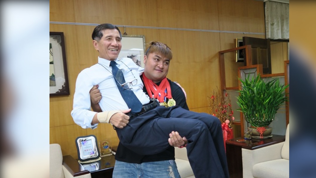 健力國手選手楊森在世界盃健力錦標賽中奪得蹲舉金牌。（圖／翻攝美和科技大學）