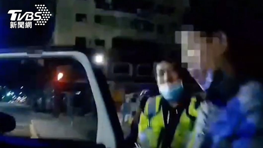 劉男遭送上警車。(圖/TVBS)