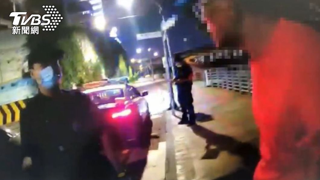 男子對員警嗆聲。(圖/TVBS)