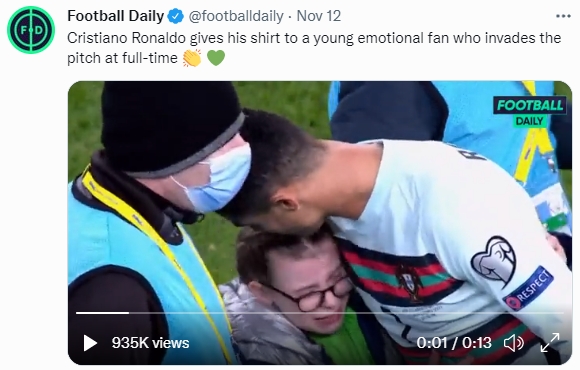 終於擁抱到C羅,小球迷爆哭。(圖/翻攝自@footballdaily推特)
