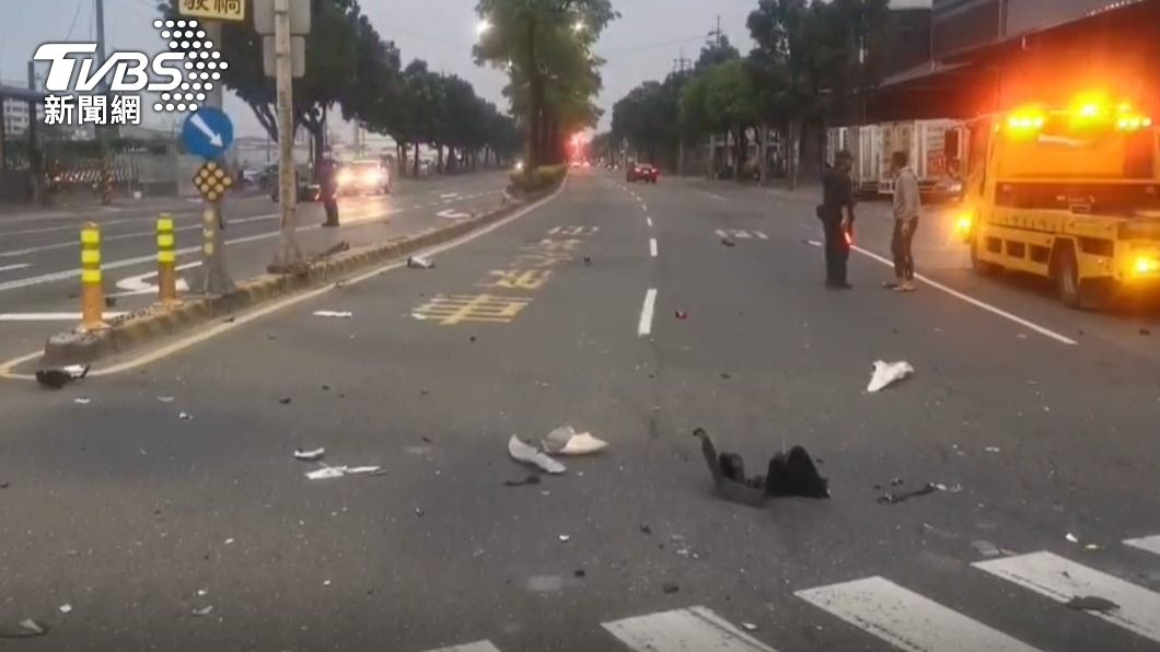 事發現場血跡車殼四散。(圖/TVBS)
