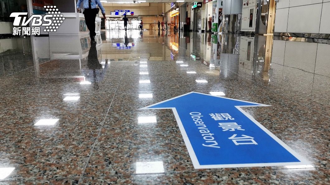 於航廈各出入口、電梯、電扶梯等處設置地貼與指示牌。(圖/桃機公司提供)