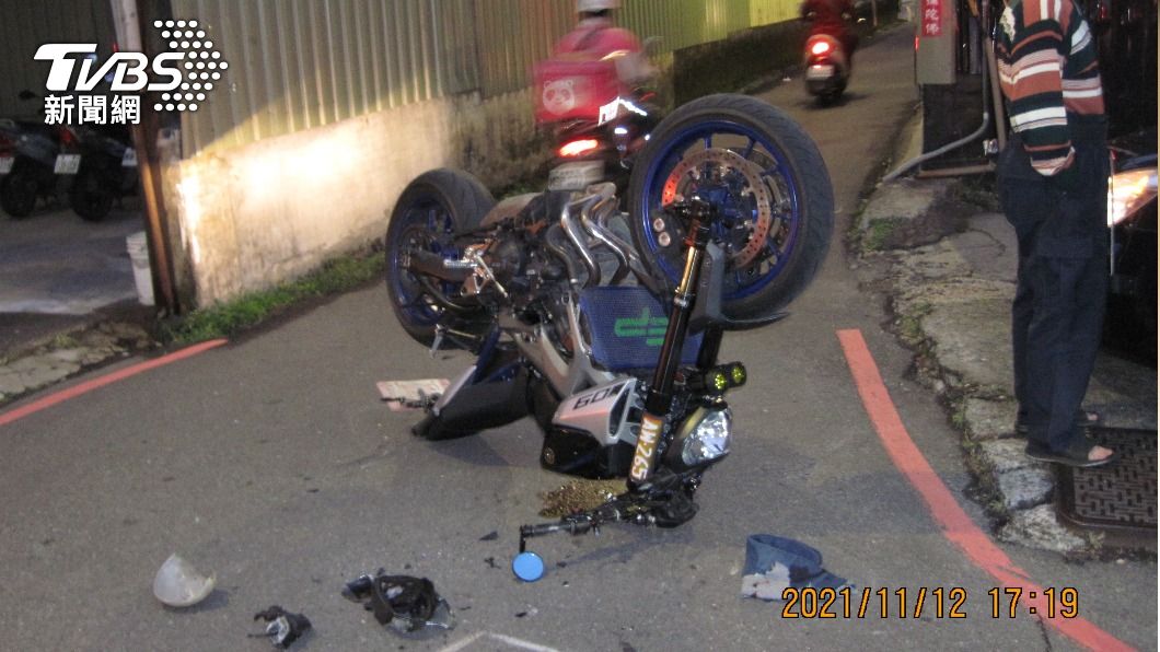 誰的錯?小黃轉彎疑未打燈 重機右側超車急煞後輪卡死人噴飛