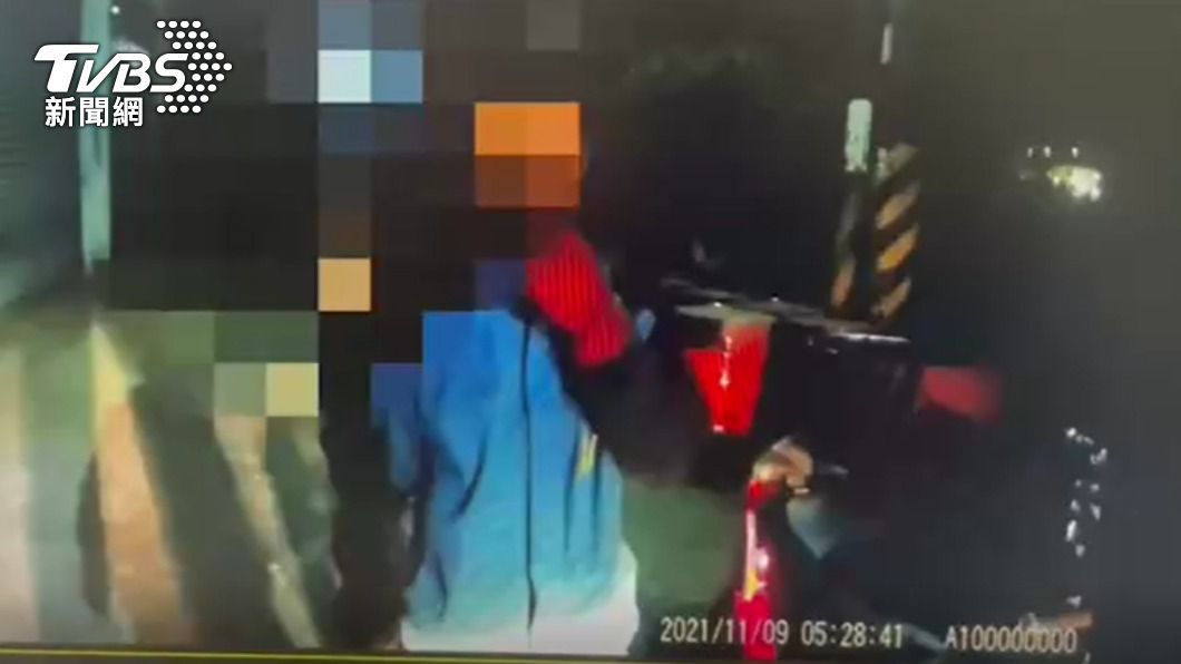 黃嫌辯稱自己是來撿廢棄物。(圖/TVBS)