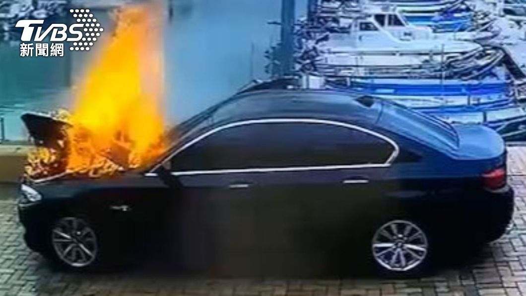 車子瞬間起火燃燒。（圖／TVBS）