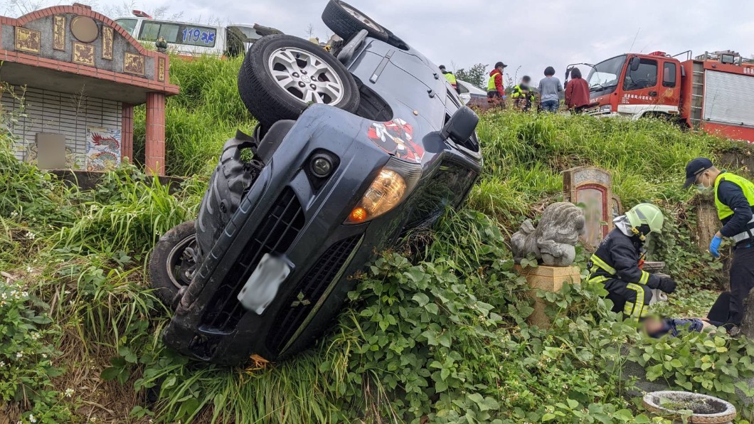 休旅車突翻落!墓碑「離奇撐住」救命 他卡車內嚇呆