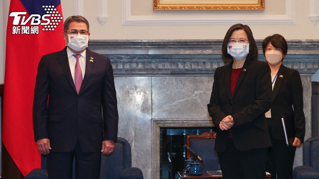 總統蔡英文在總統府和宏都拉斯總統葉南德茲會面。(圖/中央社)