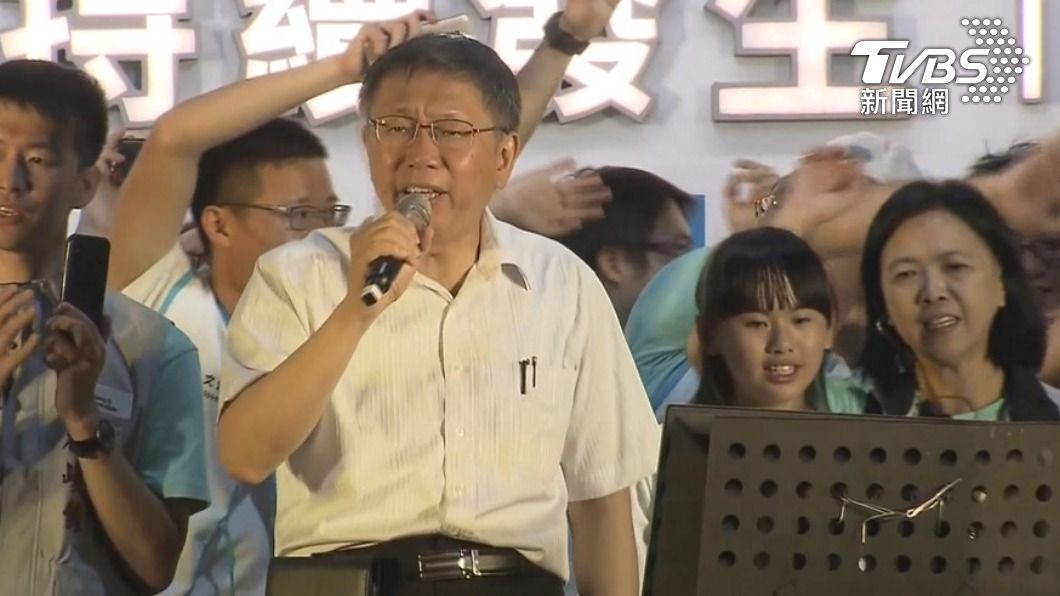 柯文哲過去當選謝票時也曾在台上嗨唱。(圖/TVBS)