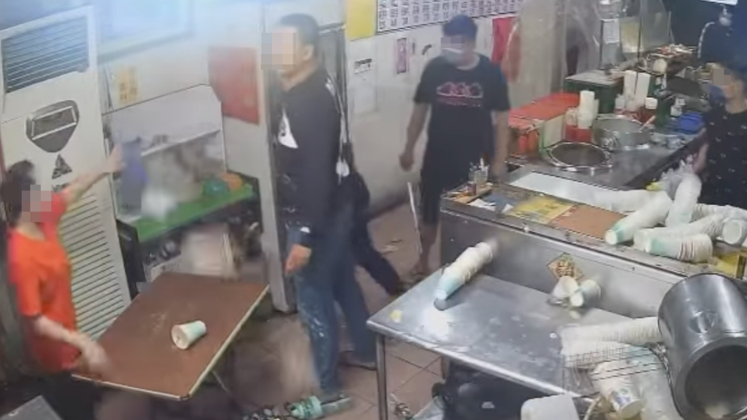 惡少翻版?雲林夜現6黑衣人狠砸豆漿店 老婦求饒畫面曝