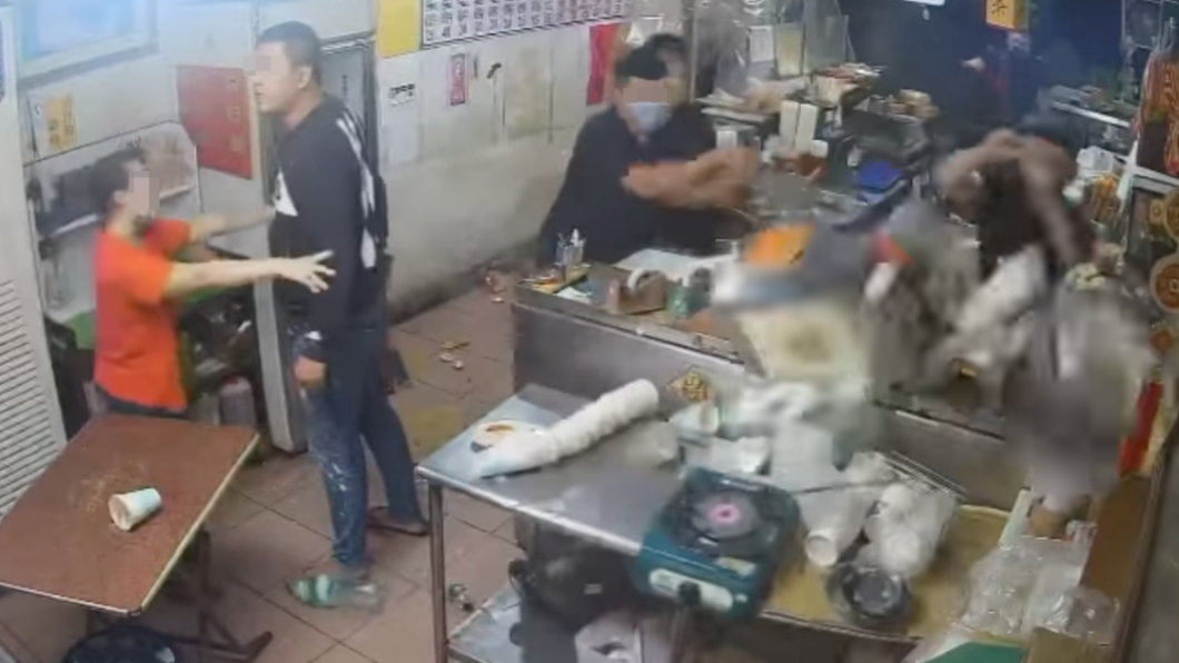 六名黑衣男不斷砸店且對著店內咆哮，婦人不斷求饒。（圖／翻攝自爆料公社公開版）