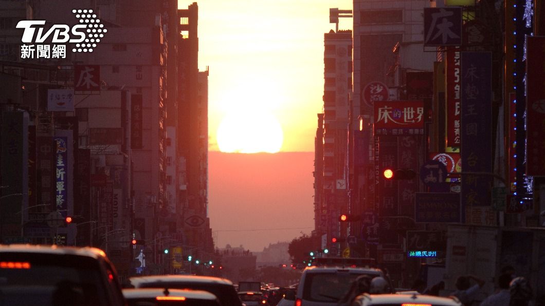 搶拍高雄懸日美景!街頭現「人車爭道」危險現象