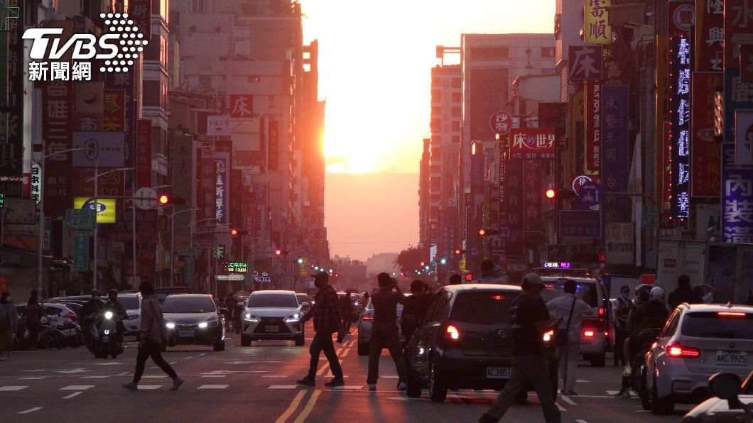 民眾停在馬路中間拍攝懸日景象。(圖/民眾提供)