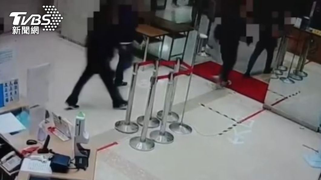 員警上前追捕。（圖／TVBS）