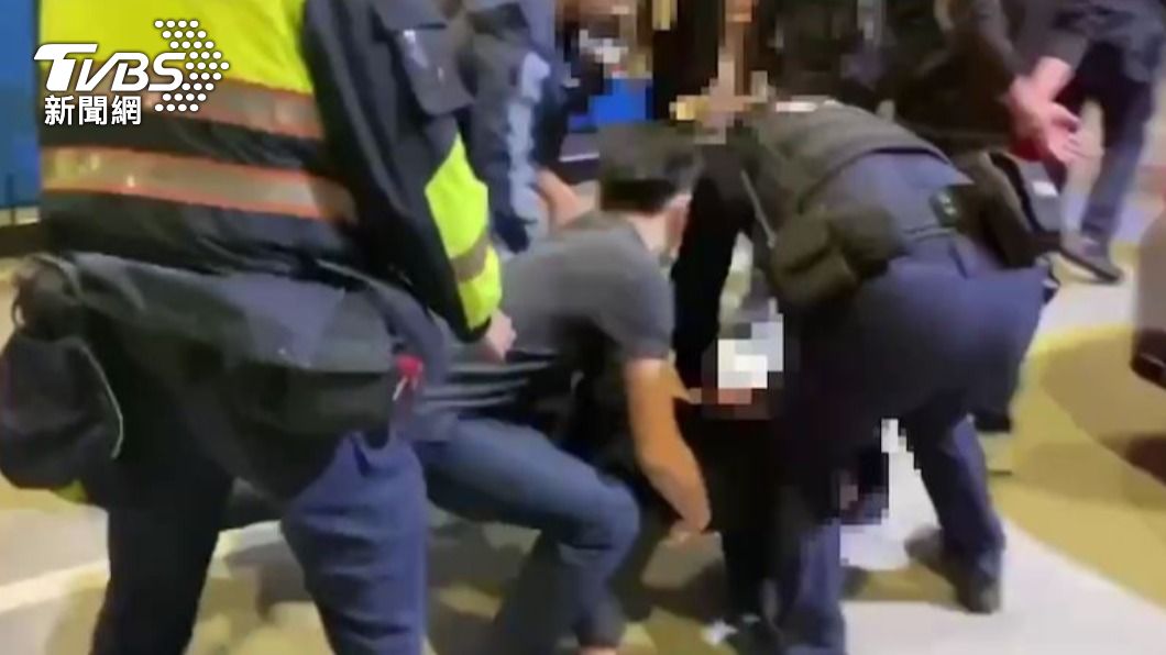 員警將人壓制。（圖／TVBS）